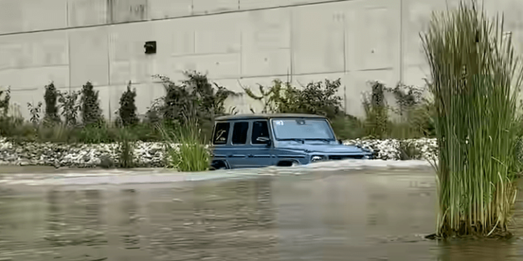 Mercedes G-CLASS G500 learning how to swim (video)