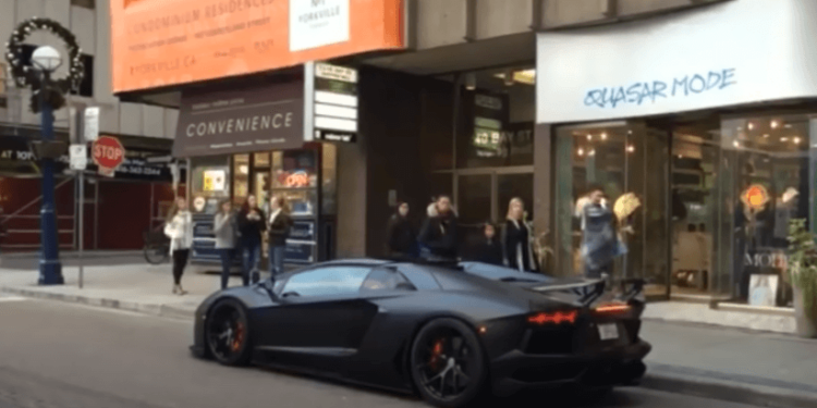 Screaming Lambo scares everyone on the streets (video)