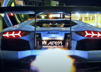 Insane Lamborghini Aventador screaming and spitting huge flames (video)