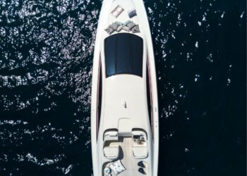 WOW!!! Experience Mercedes-Benz Style on the water (video)