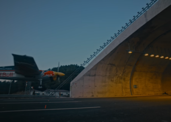 OMG!!!Plane flying through the tunnel?! (video)