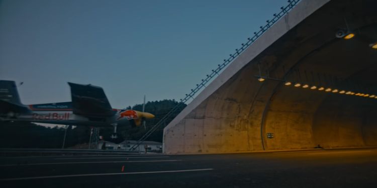OMG!!!Plane flying through the tunnel?! (video)
