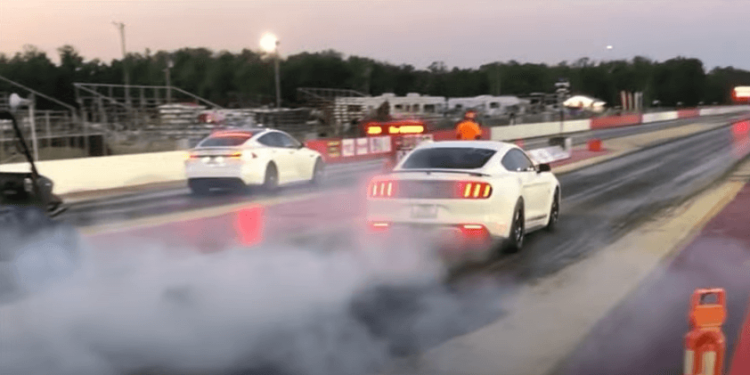 Muscle vs Electric – Mustang Gt vs Tesla S Plaid drag race (video)