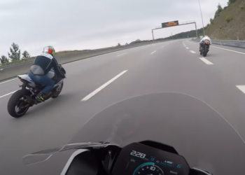 OMG!!! Crazy intense highway race 2 BMW S1000RR vs Kawasaki H2 (video)