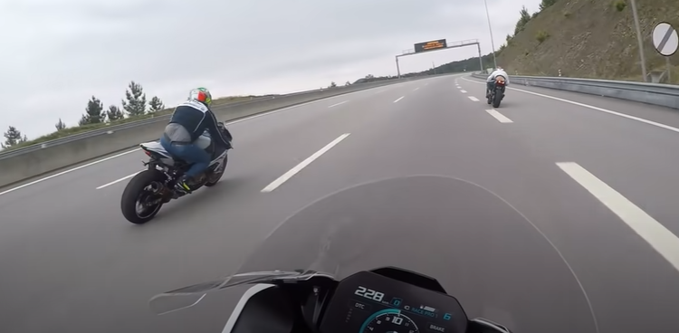 OMG!!! Crazy intense highway race 2 BMW S1000RR vs Kawasaki H2 (video)