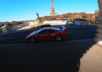 Ferrari F40 going crazy in the streets of Paris (video)