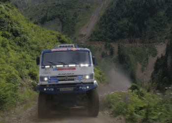 Racing On One Of The World’s Most Dangerous Road -Kamaz Truck VS Rally Car (video)