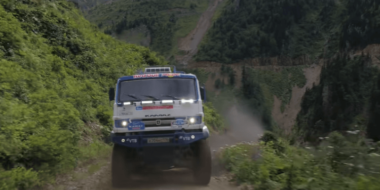 Racing On One Of The World’s Most Dangerous Road -Kamaz Truck VS Rally Car (video)