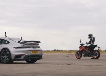 Moto GP KTM vs KTM Super Duke R vs Porsche 911 Turbo S (video)