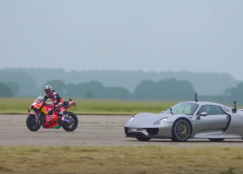 Porsche 918 Spyder vs Red Bull MotoGP KTM (video)