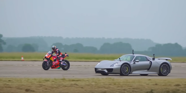 Porsche 918 Spyder vs Red Bull MotoGP KTM (video)