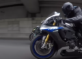 Yamaha R1M vs Kawasaki ZX10R Highway Race (video)