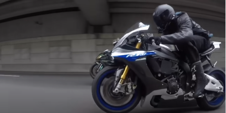Yamaha R1M vs Kawasaki ZX10R Highway Race (video)