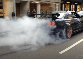Nissan Skyline R33 GTR X2 Shooting Flames and Massive Burnouts (video)