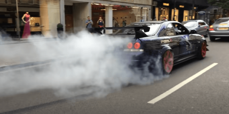 Nissan Skyline R33 GTR X2 Shooting Flames and Massive Burnouts (video)