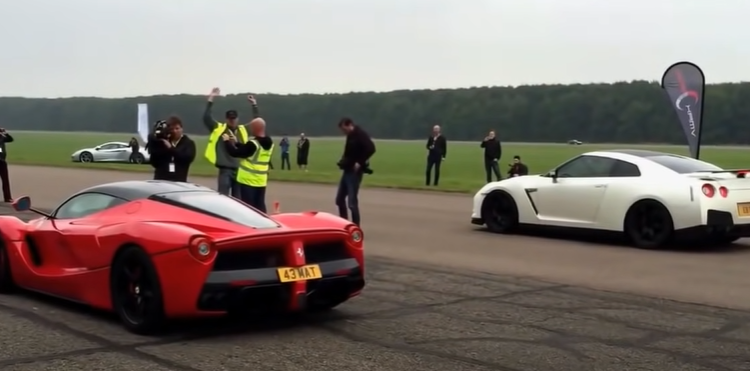 Drag Race LaFerrari Vs Nissan Skyline GTR R35 (video)