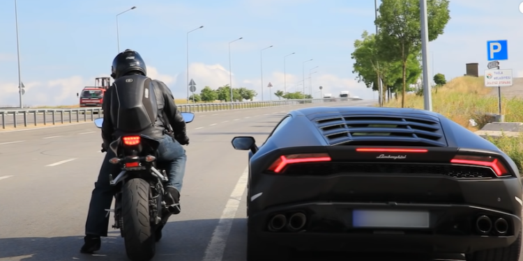 Crazy Autobahn Race Lamborghini Huracan VS  Honda CBR 1000RR (video)