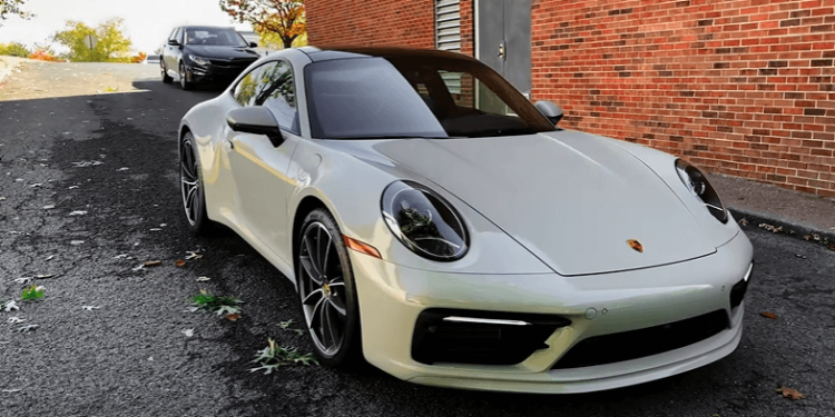 2022 Porsche 911 Carrera 4 (video)