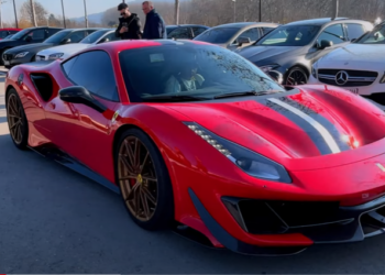 Ferrari 488 Pista Drifts &  Loud Revs (video)