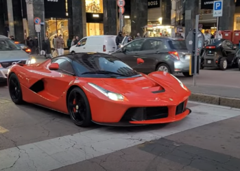 LaFerrari Cruising and Screaming in The Streets of Milan (video)