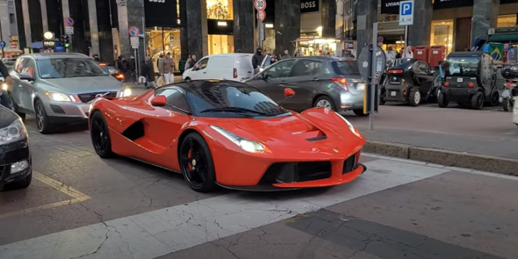 LaFerrari Cruising and Screaming in The Streets of Milan (video)