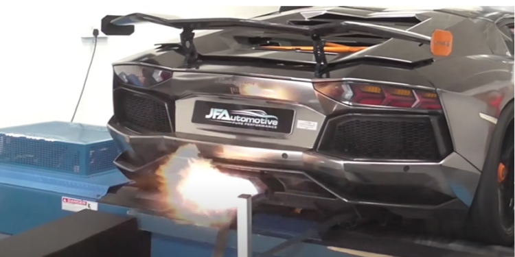 Crazy Lamborghini Aventador Spitting Flames On The Dyno (video)