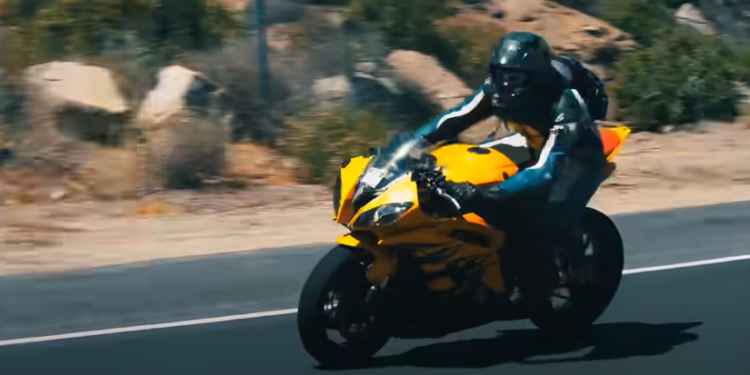 Yamaha R6 Extremely Loud Fly By’s & Knee Down (video)